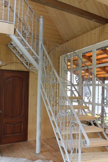 Изготовление и монтаж деревянных лестниц с элементами ковки.
