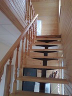 Изготовление и монтаж деревянных лестниц с элементами ковки.
